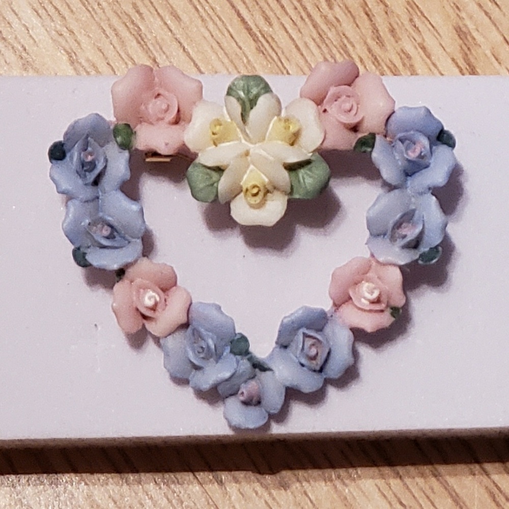 🛍 Floral Heart brooch